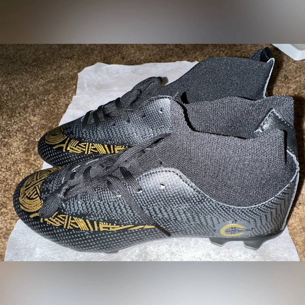 Men's blk/gold cleats. Size 8.5